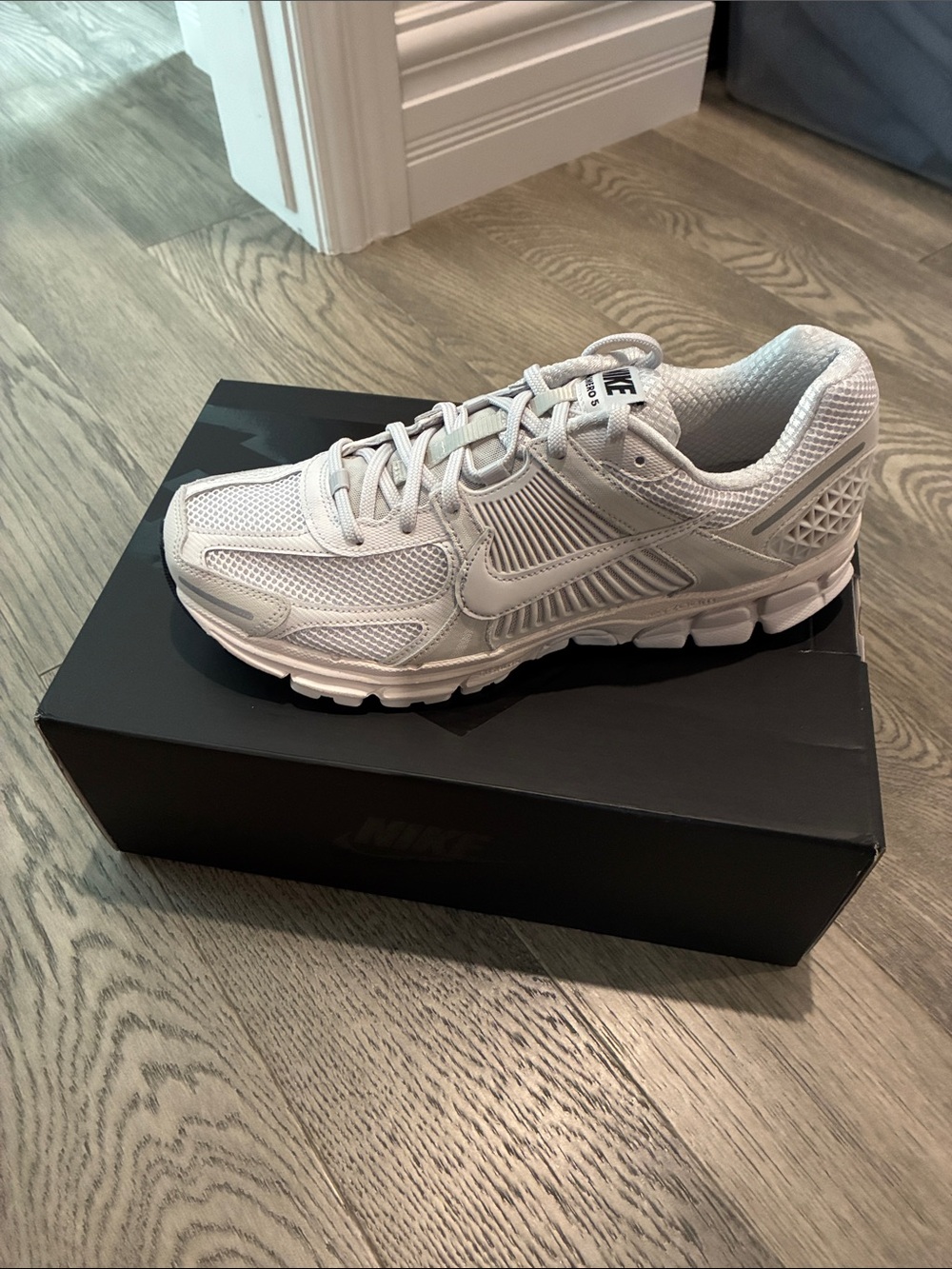 Nike Zoom Vomero 5 in Vast Grey